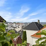 Historic House With Sunny Terrace شقة