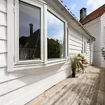 Historic House With Sunny Terrace 아파트