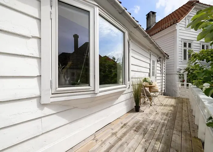 Historic House With Sunny Terrace Апартаменти